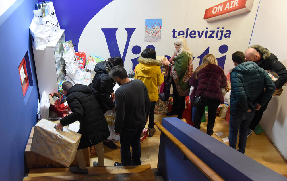 <p>Uloga medija je da izvještavaju brzo i tačno, ali i da podržavaju humane gestove i sami ih pokreću kao što sko poklonili kompletan prihod od novogodišnjeg trobroja Vijesti postradalima i podržali akciju za djecu u Hrvatskoj</p>