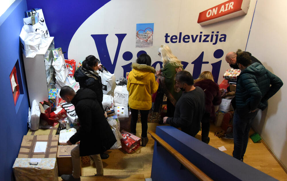 <p>Uloga medija je da izvještavaju brzo i tačno, ali i da podržavaju humane gestove i sami ih pokreću kao što sko poklonili kompletan prihod od novogodišnjeg trobroja Vijesti postradalima i podržali akciju za djecu u Hrvatskoj</p>