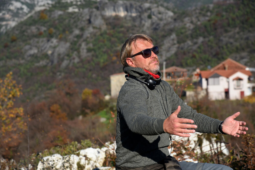 gor Stoimenov producent filma Besa intervju tokom snimanja u selu Dujevo Rijeka Crnojevica