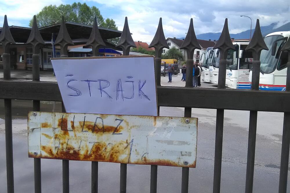 Radnici blokirali autobusku stanicu, Foto: Tufik Softić
