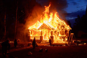 SAD: Zapaljena Satanina crkva poznata i kao "kuća Noći vještica"