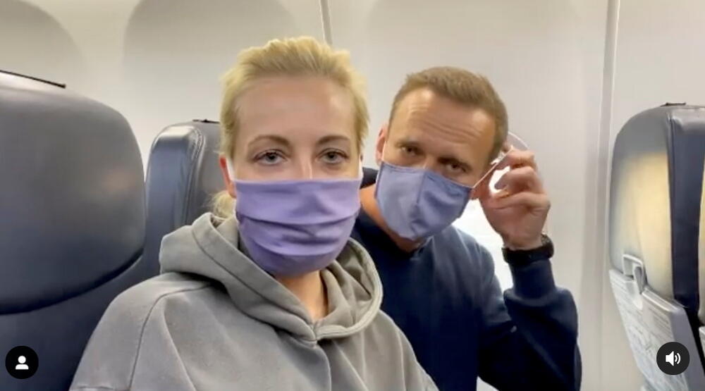 Navaljni sa suprugom Julijom u avionu