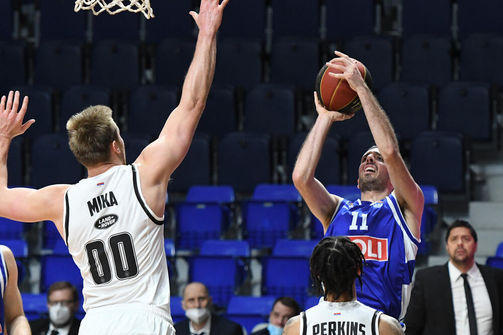 Najbolji meč u dresu Budućnosti: Amedeo dela Vale šutira preko Erika Mike, Foto: Savo Prelević