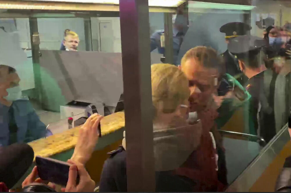 Navaljni se oprašta sa suprugom Julijom prije hapšenja, Foto: Beta/AP