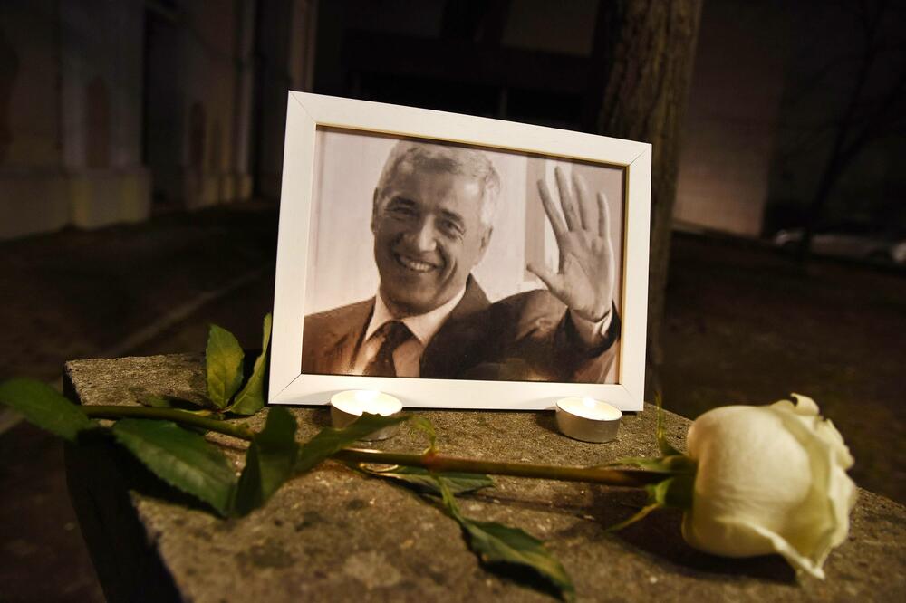 Fotografija Olivera Ivanovića ispred Uspenske crkve u Novom Sadu, Foto: BETAPHOTO