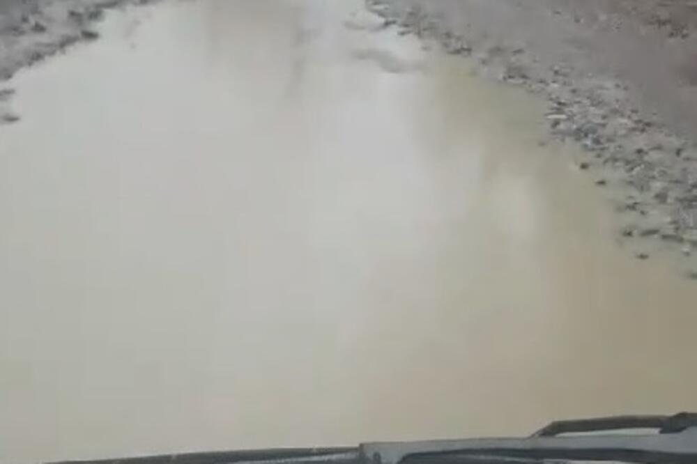 Ogromne rupe na putu, Foto: Privatna arhiva