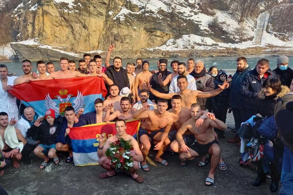 Učesnici plivanja za Časni krst u Bijelom Polju, Foto: Privatna arhiva