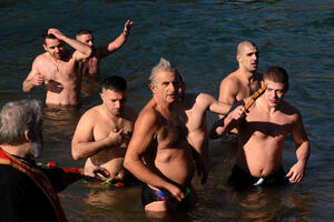 I u Podgorici plivali za krst i pored zabrane