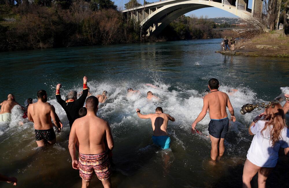 <p>Policija radi i na identifikaciji osoba koje su učestvovale u plivanju, kako bi i od njih prikupila obavještenja</p>