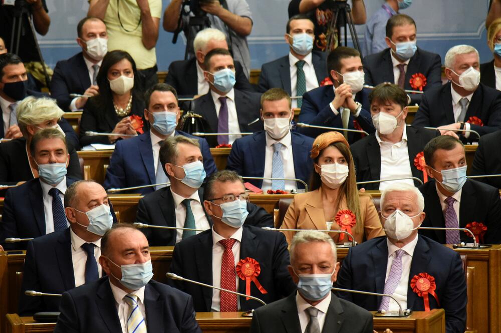 Poslanici DPS-a sa gostima parlamenta na konstitutivnoj sjednici nakon izbora, Foto: Boris Pejović