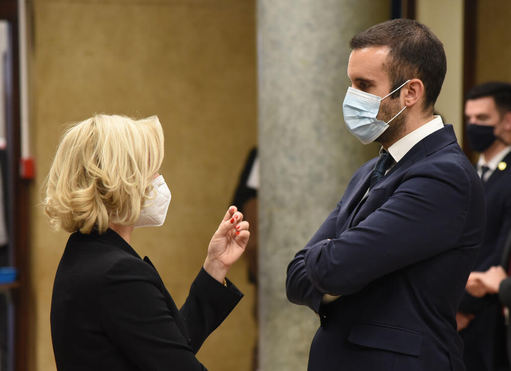 <p>Bečić je najavio da će uskoro poslanici nove većine osporiti odluke koje su donijeli poslanici prethodnog saziva u martu, aprilu i maju, kada se glasalo onlajn iako nije bio izmijenjen Poslovnik, „pa ćemo vidjeti kakva će postupati Ustavni sud“</p>