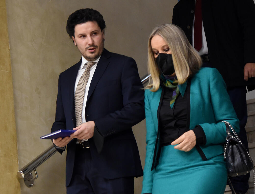 <p>Bečić je najavio da će uskoro poslanici nove većine osporiti odluke koje su donijeli poslanici prethodnog saziva u martu, aprilu i maju, kada se glasalo onlajn iako nije bio izmijenjen Poslovnik, „pa ćemo vidjeti kakva će postupati Ustavni sud“</p>