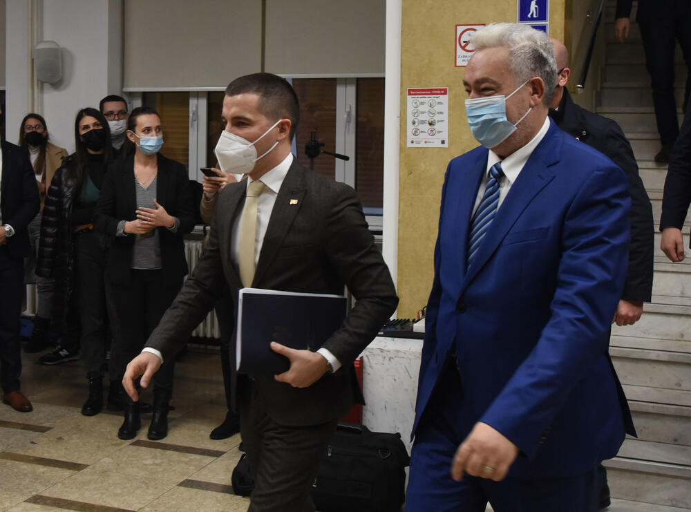 <p>Bečić je najavio da će uskoro poslanici nove većine osporiti odluke koje su donijeli poslanici prethodnog saziva u martu, aprilu i maju, kada se glasalo onlajn iako nije bio izmijenjen Poslovnik, „pa ćemo vidjeti kakva će postupati Ustavni sud“</p>