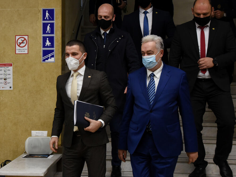 <p>Bečić je najavio da će uskoro poslanici nove većine osporiti odluke koje su donijeli poslanici prethodnog saziva u martu, aprilu i maju, kada se glasalo onlajn iako nije bio izmijenjen Poslovnik, „pa ćemo vidjeti kakva će postupati Ustavni sud“</p>