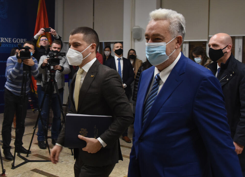 <p>Bečić je najavio da će uskoro poslanici nove većine osporiti odluke koje su donijeli poslanici prethodnog saziva u martu, aprilu i maju, kada se glasalo onlajn iako nije bio izmijenjen Poslovnik, „pa ćemo vidjeti kakva će postupati Ustavni sud“</p>