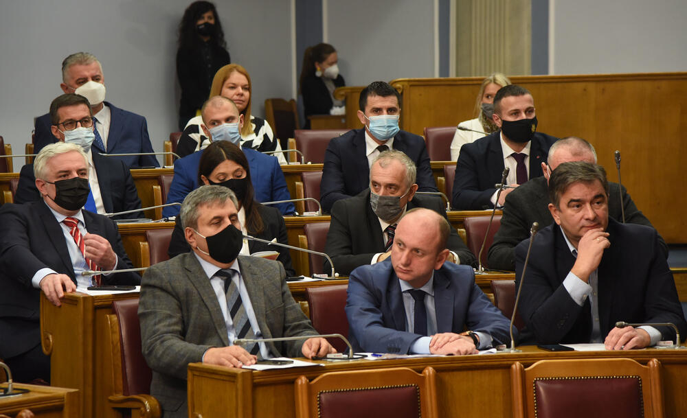 <p>Bečić je najavio da će uskoro poslanici nove većine osporiti odluke koje su donijeli poslanici prethodnog saziva u martu, aprilu i maju, kada se glasalo onlajn iako nije bio izmijenjen Poslovnik, „pa ćemo vidjeti kakva će postupati Ustavni sud“</p>