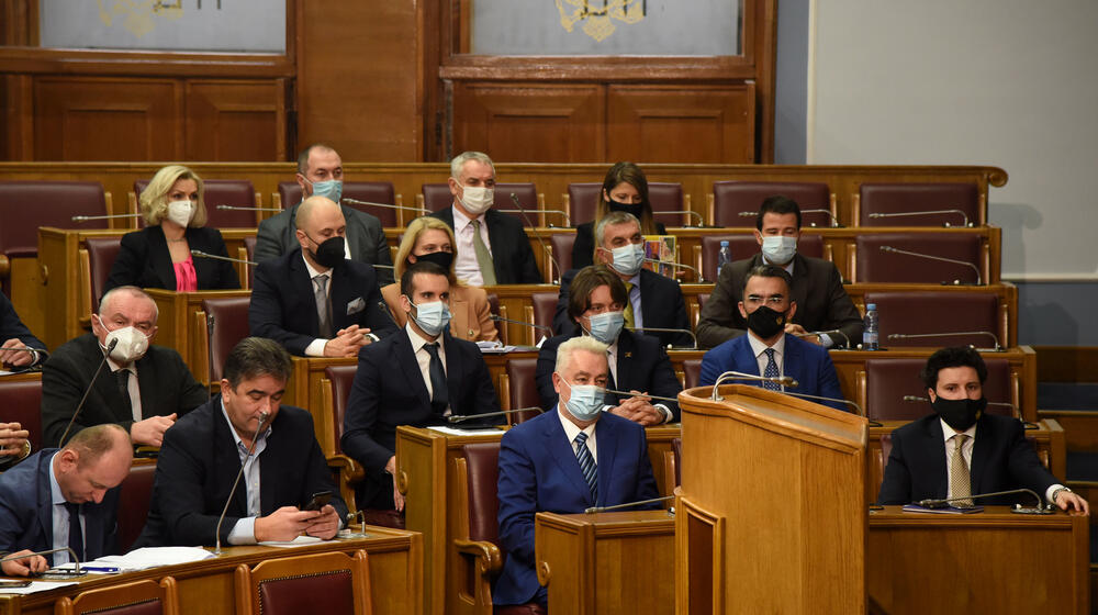 <p>Bečić je najavio da će uskoro poslanici nove većine osporiti odluke koje su donijeli poslanici prethodnog saziva u martu, aprilu i maju, kada se glasalo onlajn iako nije bio izmijenjen Poslovnik, „pa ćemo vidjeti kakva će postupati Ustavni sud“</p>