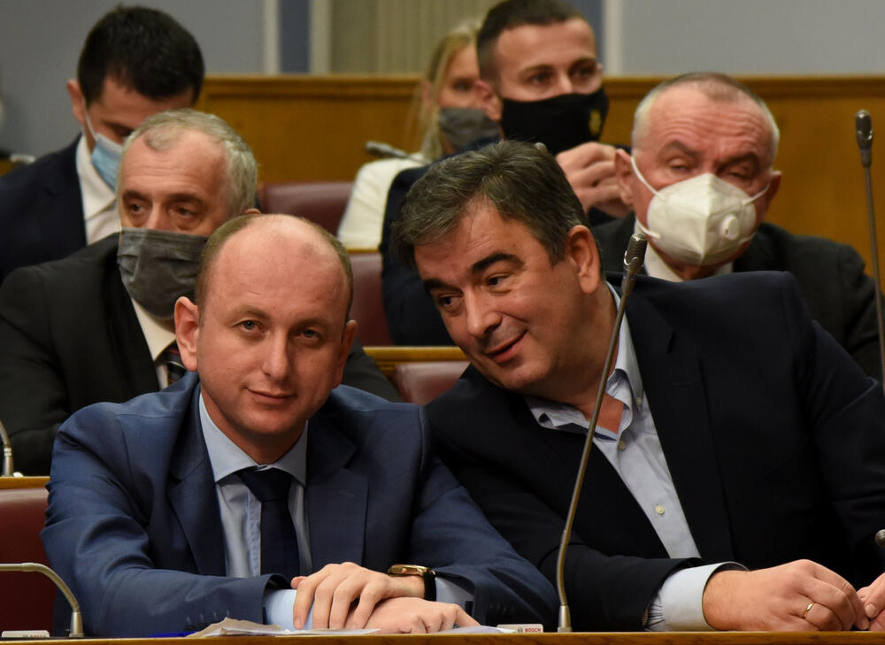 <p>Bečić je najavio da će uskoro poslanici nove većine osporiti odluke koje su donijeli poslanici prethodnog saziva u martu, aprilu i maju, kada se glasalo onlajn iako nije bio izmijenjen Poslovnik, „pa ćemo vidjeti kakva će postupati Ustavni sud“</p>