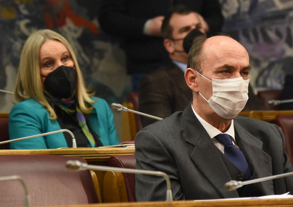 <p>Bečić je najavio da će uskoro poslanici nove većine osporiti odluke koje su donijeli poslanici prethodnog saziva u martu, aprilu i maju, kada se glasalo onlajn iako nije bio izmijenjen Poslovnik, „pa ćemo vidjeti kakva će postupati Ustavni sud“</p>