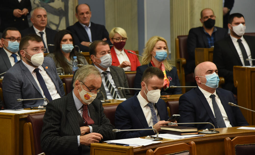 <p>Bečić je najavio da će uskoro poslanici nove većine osporiti odluke koje su donijeli poslanici prethodnog saziva u martu, aprilu i maju, kada se glasalo onlajn iako nije bio izmijenjen Poslovnik, „pa ćemo vidjeti kakva će postupati Ustavni sud“</p>