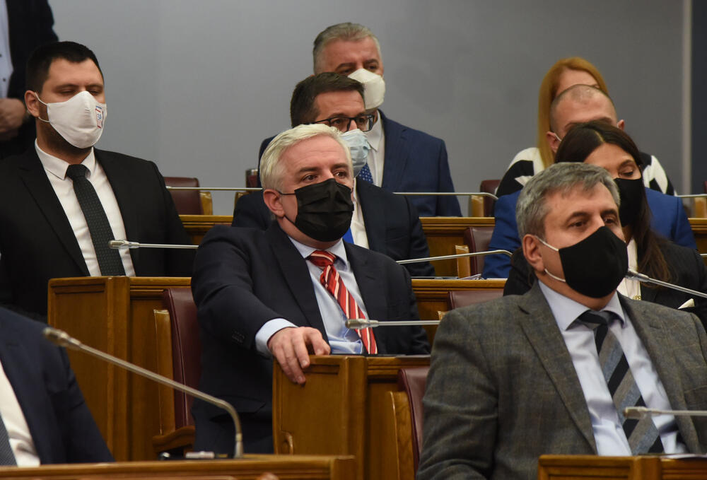 <p>Bečić je najavio da će uskoro poslanici nove većine osporiti odluke koje su donijeli poslanici prethodnog saziva u martu, aprilu i maju, kada se glasalo onlajn iako nije bio izmijenjen Poslovnik, „pa ćemo vidjeti kakva će postupati Ustavni sud“</p>