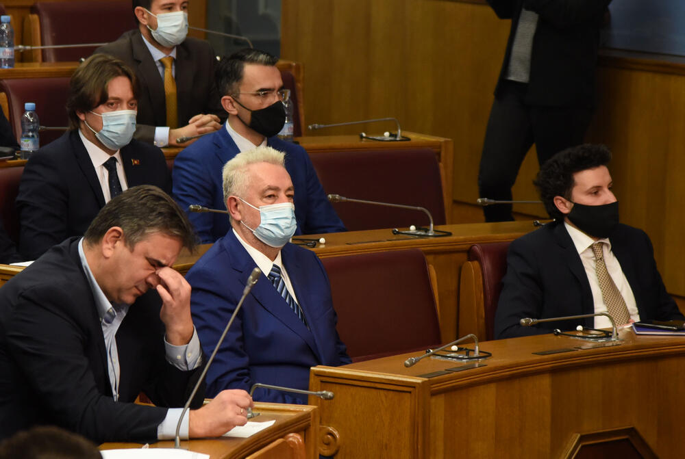 <p>Bečić je najavio da će uskoro poslanici nove većine osporiti odluke koje su donijeli poslanici prethodnog saziva u martu, aprilu i maju, kada se glasalo onlajn iako nije bio izmijenjen Poslovnik, „pa ćemo vidjeti kakva će postupati Ustavni sud“</p>