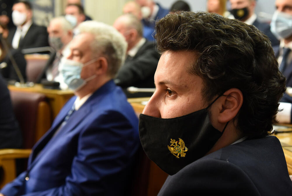 <p>Bečić je najavio da će uskoro poslanici nove većine osporiti odluke koje su donijeli poslanici prethodnog saziva u martu, aprilu i maju, kada se glasalo onlajn iako nije bio izmijenjen Poslovnik, „pa ćemo vidjeti kakva će postupati Ustavni sud“</p>