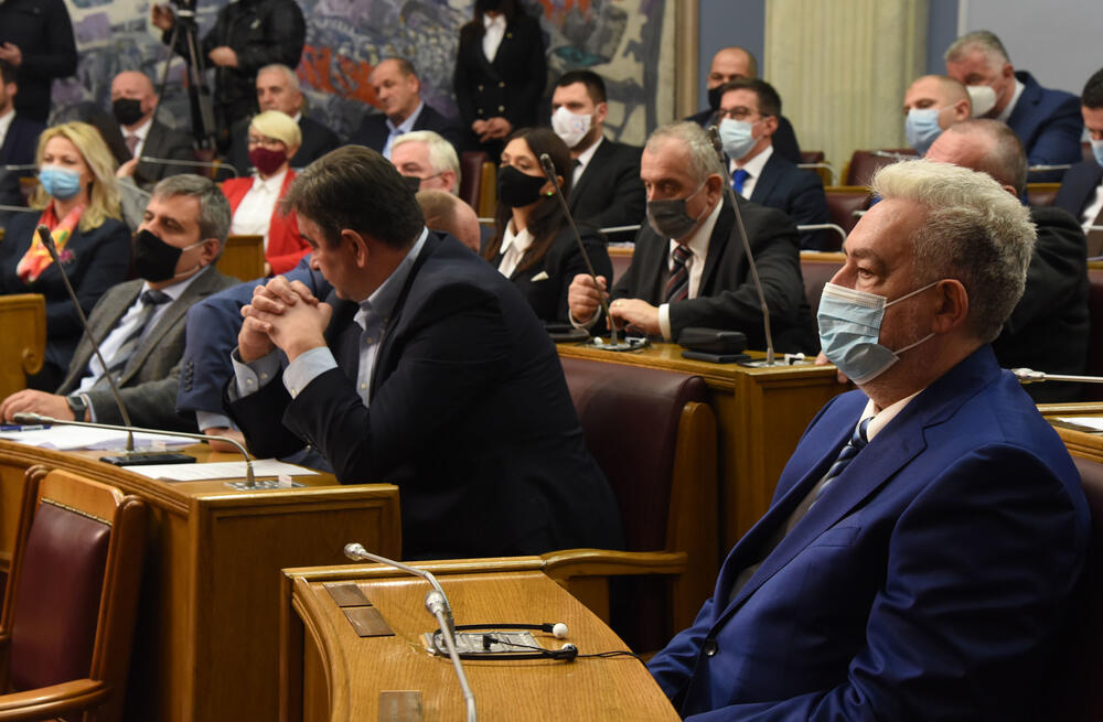 <p>Bečić je najavio da će uskoro poslanici nove većine osporiti odluke koje su donijeli poslanici prethodnog saziva u martu, aprilu i maju, kada se glasalo onlajn iako nije bio izmijenjen Poslovnik, „pa ćemo vidjeti kakva će postupati Ustavni sud“</p>