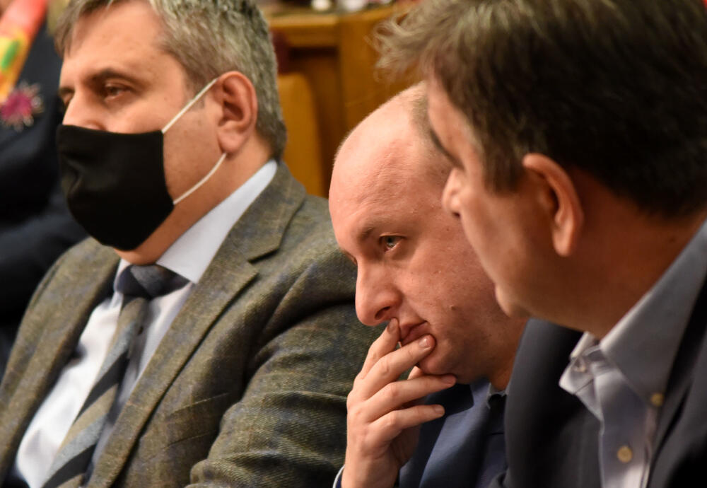 <p>Bečić je najavio da će uskoro poslanici nove većine osporiti odluke koje su donijeli poslanici prethodnog saziva u martu, aprilu i maju, kada se glasalo onlajn iako nije bio izmijenjen Poslovnik, „pa ćemo vidjeti kakva će postupati Ustavni sud“</p>