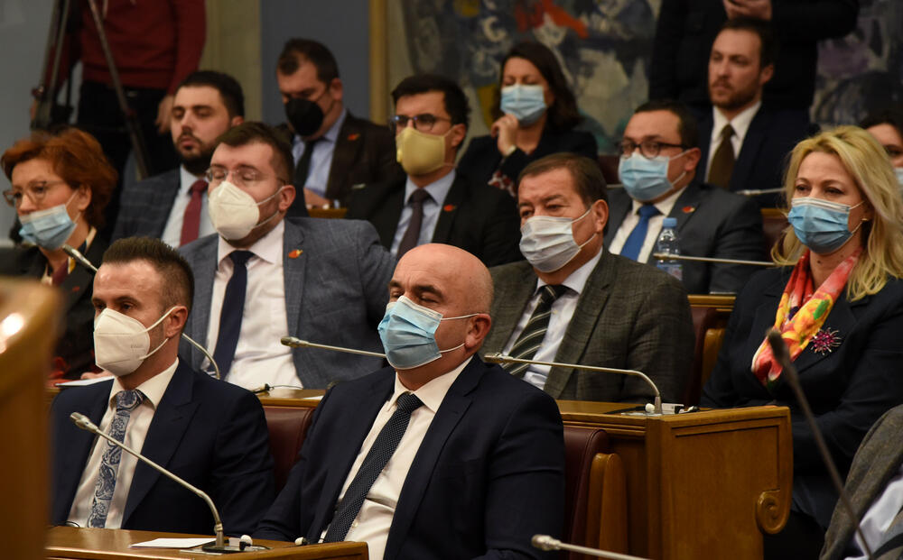 <p>Bečić je najavio da će uskoro poslanici nove većine osporiti odluke koje su donijeli poslanici prethodnog saziva u martu, aprilu i maju, kada se glasalo onlajn iako nije bio izmijenjen Poslovnik, „pa ćemo vidjeti kakva će postupati Ustavni sud“</p>