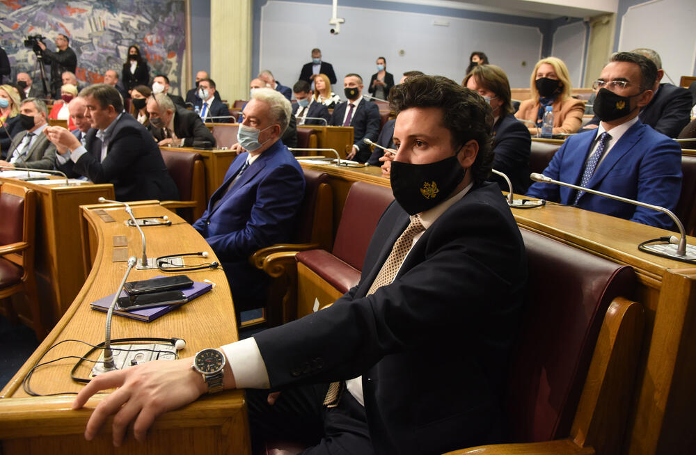 <p>Bečić je najavio da će uskoro poslanici nove većine osporiti odluke koje su donijeli poslanici prethodnog saziva u martu, aprilu i maju, kada se glasalo onlajn iako nije bio izmijenjen Poslovnik, „pa ćemo vidjeti kakva će postupati Ustavni sud“</p>