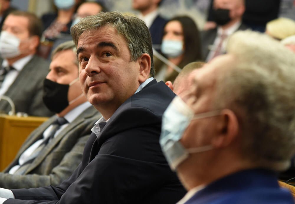 <p>Bečić je najavio da će uskoro poslanici nove većine osporiti odluke koje su donijeli poslanici prethodnog saziva u martu, aprilu i maju, kada se glasalo onlajn iako nije bio izmijenjen Poslovnik, „pa ćemo vidjeti kakva će postupati Ustavni sud“</p>