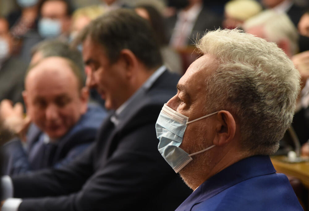 <p>Bečić je najavio da će uskoro poslanici nove većine osporiti odluke koje su donijeli poslanici prethodnog saziva u martu, aprilu i maju, kada se glasalo onlajn iako nije bio izmijenjen Poslovnik, „pa ćemo vidjeti kakva će postupati Ustavni sud“</p>