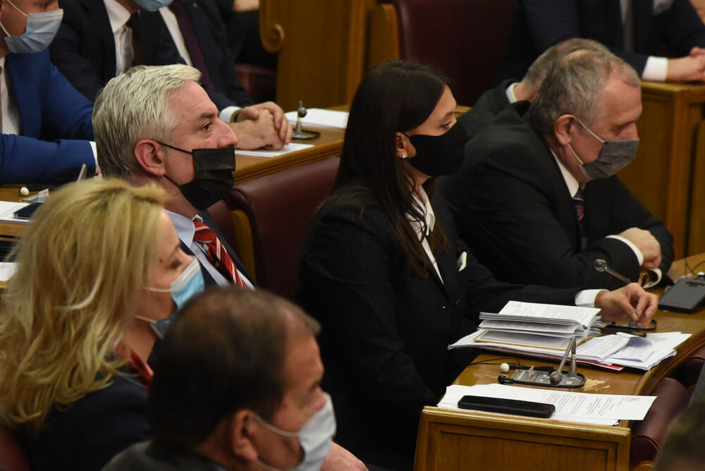 <p>Bečić je najavio da će uskoro poslanici nove većine osporiti odluke koje su donijeli poslanici prethodnog saziva u martu, aprilu i maju, kada se glasalo onlajn iako nije bio izmijenjen Poslovnik, „pa ćemo vidjeti kakva će postupati Ustavni sud“</p>