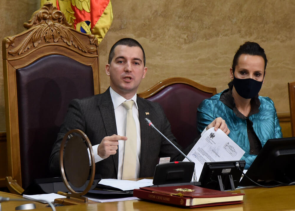 <p>Bečić je najavio da će uskoro poslanici nove većine osporiti odluke koje su donijeli poslanici prethodnog saziva u martu, aprilu i maju, kada se glasalo onlajn iako nije bio izmijenjen Poslovnik, „pa ćemo vidjeti kakva će postupati Ustavni sud“</p>