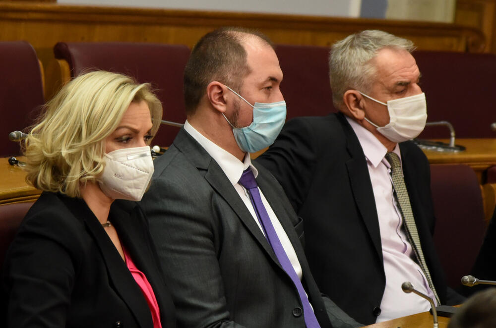 <p>Bečić je najavio da će uskoro poslanici nove većine osporiti odluke koje su donijeli poslanici prethodnog saziva u martu, aprilu i maju, kada se glasalo onlajn iako nije bio izmijenjen Poslovnik, „pa ćemo vidjeti kakva će postupati Ustavni sud“</p>