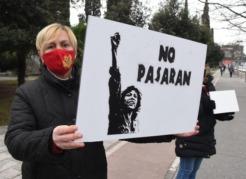 <p>Bečić je najavio da će uskoro poslanici nove većine osporiti odluke koje su donijeli poslanici prethodnog saziva u martu, aprilu i maju, kada se glasalo onlajn iako nije bio izmijenjen Poslovnik, „pa ćemo vidjeti kakva će postupati Ustavni sud“</p>