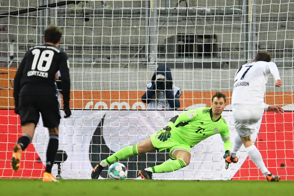 Finbogason pogađa stativu iz penala, Foto: Reuters