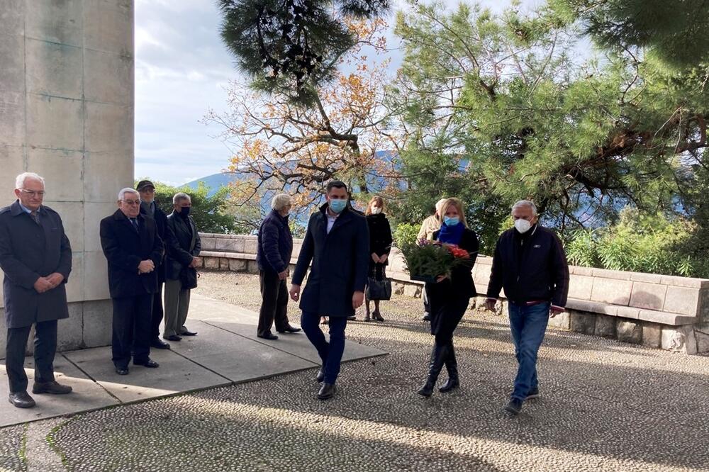 Sa jučerašnjeg polaganja cvijeća, Foto: Opština