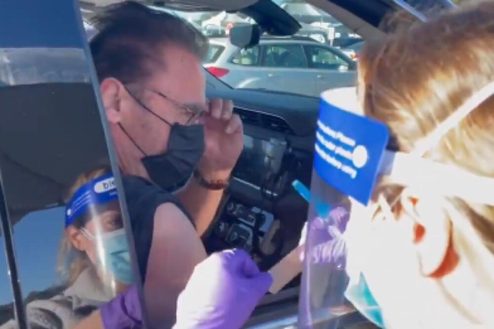 Arnold Švarceneger prima vakcinu, Foto: Twitter