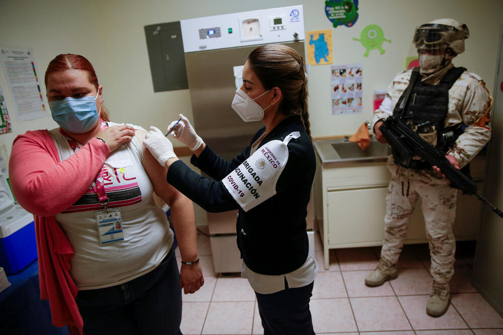 Vakcinisanje Fajzer-Biontek vakcinom u Meksiku, Foto: Reuters