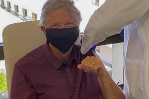Gejts primio vakcinu protiv koronavirusa