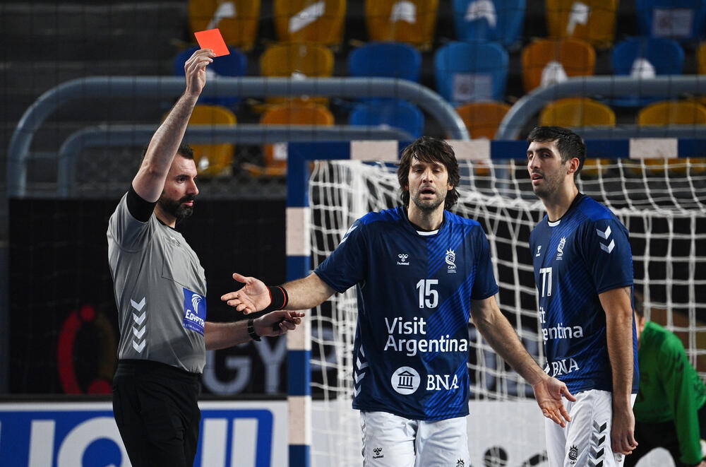 Miloš Ražnatović pokazuje crveni karton Argentincu Gonsalu Marselu 