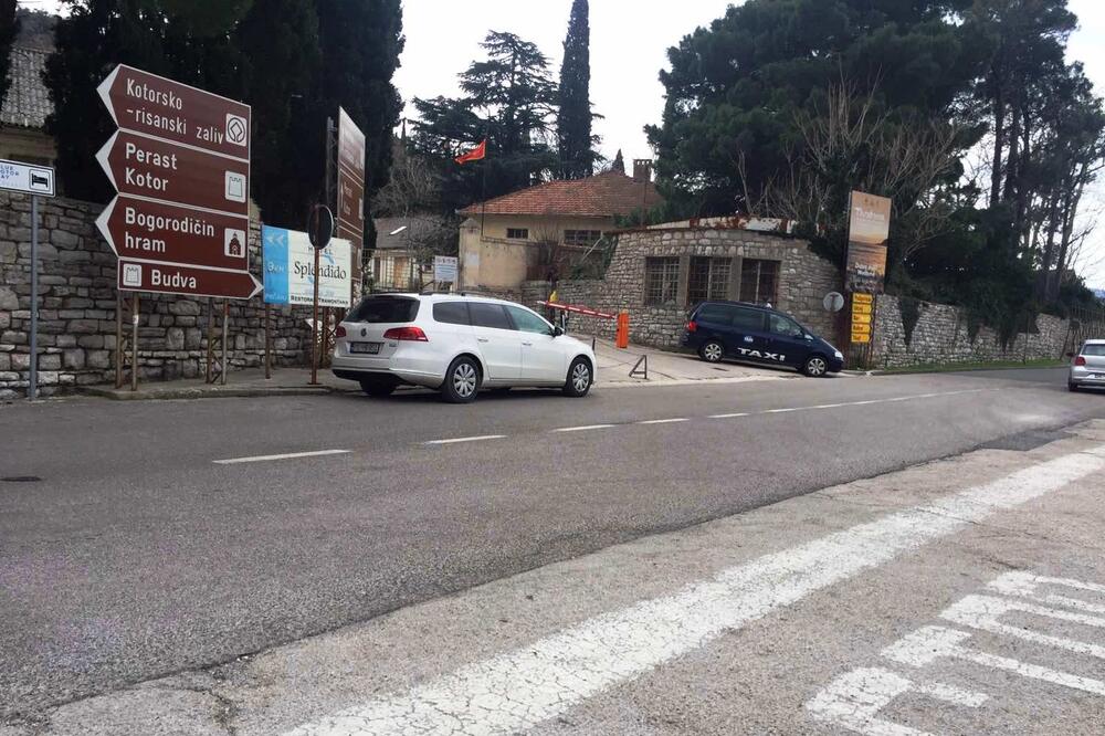 Tanjevićev taksi na ulazu u kasarnu i privatni auto parkiran na cesti, Foto: Siniša Luković