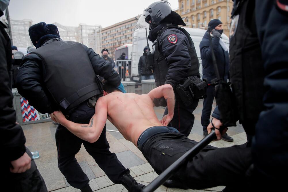 U Moskvi je privedeno skoro hiljadu osoba
