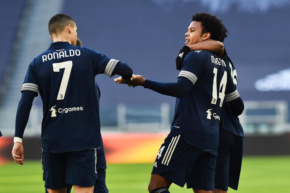 Ronaldo čestita Mekeniju gol za 2:0, Foto: Reuters