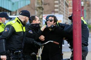 Holandski demonstranti protiv policijskog časa zapalili centar za...