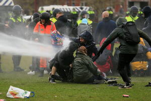 Holandija: Sukob policije i demonstranata u Amsterdamu i Ajndhovenu