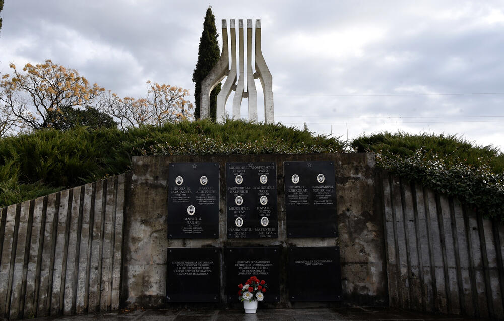 <p>Spomenik svjedoči o borbi i položenim životima 218 boraca iz Zete u Drugom svjetskom ratu</p>