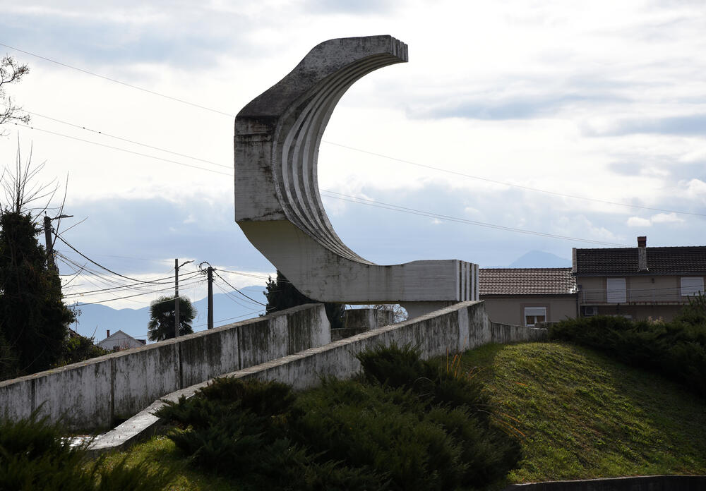 <p>Spomenik svjedoči o borbi i položenim životima 218 boraca iz Zete u Drugom svjetskom ratu</p>